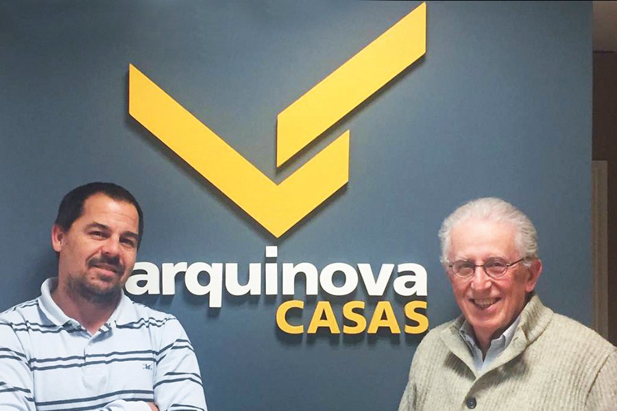 Logo y proyectos de Arquinova Casas y Estudio Tomás y Fredi Llosa