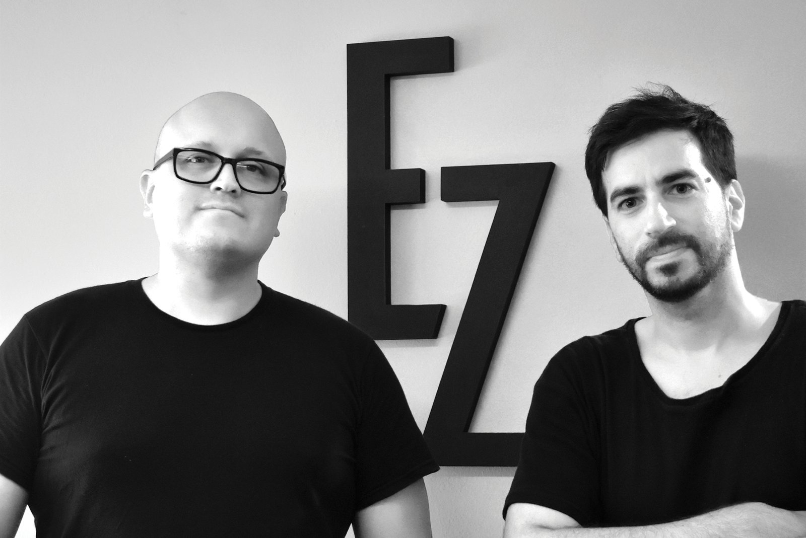 Logo y proyectos de EZ Architects