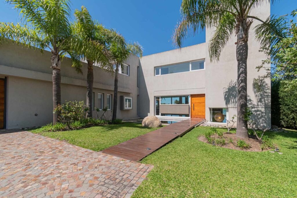 Frente - Casa junto al agua - Buenos Aires, Tigre, Nordelta, Castores