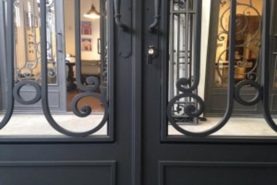 Arte y fortaleza en puertas exclusivas