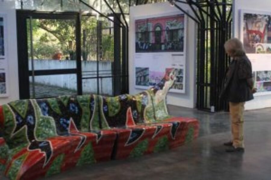 Paredes que hablan y cerámicas que emocionan.