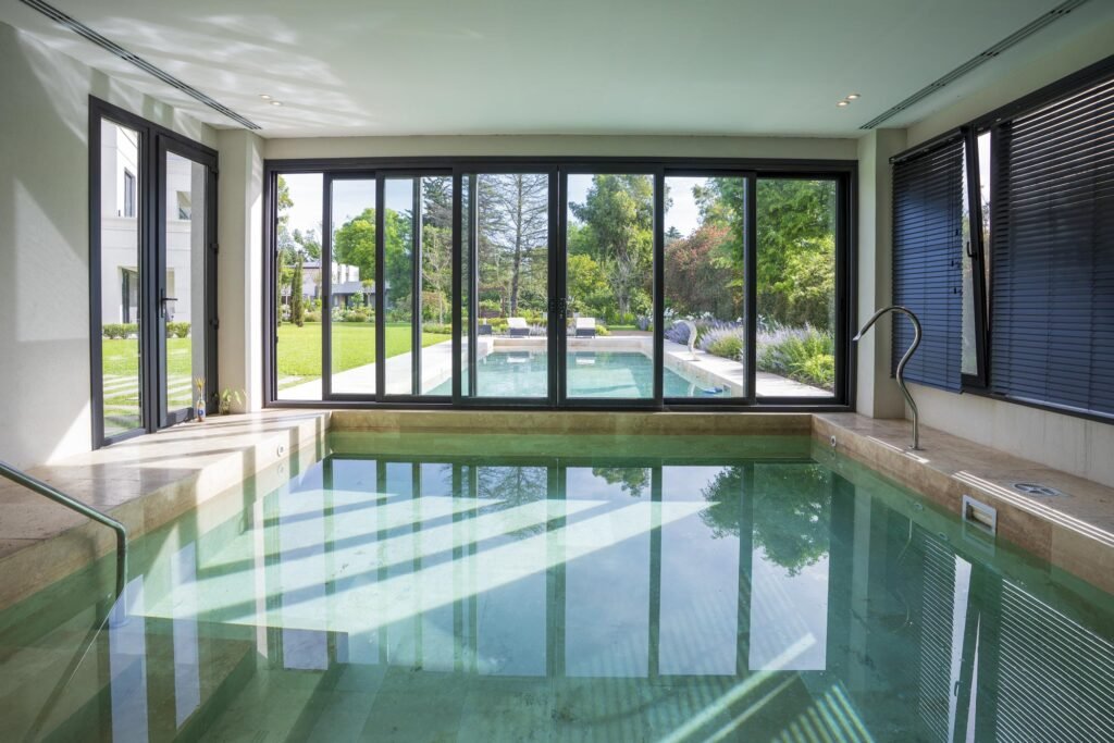 Piscina interior - Piscina Pingüinos 1 - Buenos Aires, Ituzaingó, Club de Campo Los Pingüinos
